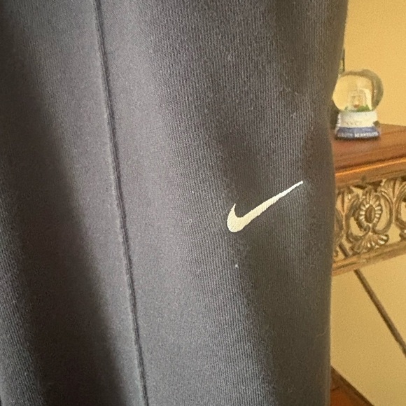 NIKE ladies jogging pants with White Logo. - Picture 5 of 9